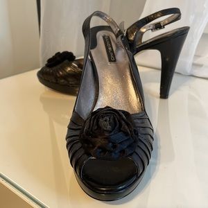 Bandolino heels in Black with flower - size 10